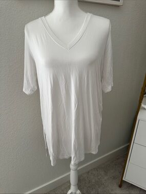torrid White V-Neck hi- lo Tunic Top
